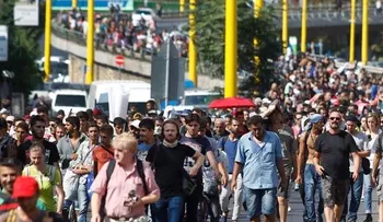 Refugiados en Hungría parten a pie hacia Austria