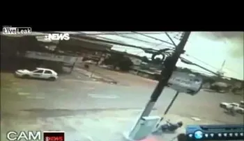 Esquina mortal: un brutal choque entre dos motoristas termina en tragedia (VIDEO)