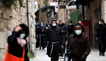 Aplausos y cantos en Italia y España; en EEUU salen a aullar