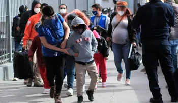 EE.UU. planea permitir quedarse en el país a familias separadas en frontera