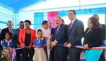 Danilo Medina junto al ministro Andrés Navarro entrega un centro educativo de 29 aulas en Guanuma, Santo Domingo Norte