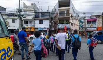 Así funciona el TRAE: una guagua, varias escuelas y una rutina que arranca a las 6:00 de la mañana