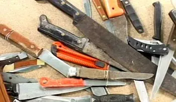Fundación intercambia armas blancas por cuadernos