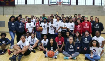 Jóvenes aprenden a ser una 'triple amenaza' a través del deporte