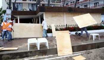 Evacuaciones y compras masivas ante la inminente llegada del huracán Patricia en México