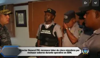 Director PN felicita a cinco agentes que rechazaron un soborno; uno de ellos irrumpe en lágrimas 