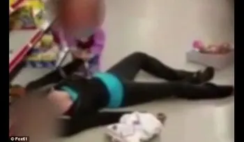FUERTE VIDEO: Una niña ruega a su madre que se levante cuando está inerte por sobredosis (18+)