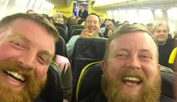 Exactamente iguales, dos hombres que se conocieron en un avión