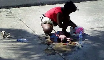 Haitiana da a luz en plena calle, tomó el bebé e intentó lanzarlo por el elevado