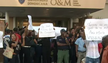 Estudiantes protestan en O & M por reposición de una coordinadora académica