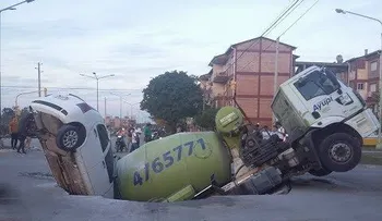 Socavón inmenso en plena calle se traga un camión y un automóvil en Argentina (2)