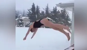 Miles de valientes desafían en traje de baño la Snowzilla