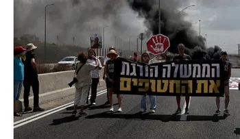 Manifestantes en Israel bloquean carreteras exigiendo alto al fuego en Gaza.