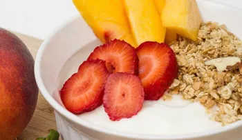 ¿Por qué combinar frutas con yogurt trae beneficios?