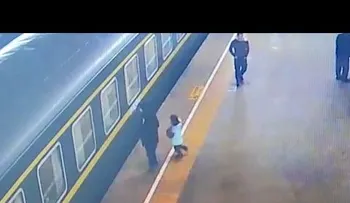 ¡Párenlo!: Una niña cae a las vías del tren antes que este arranque