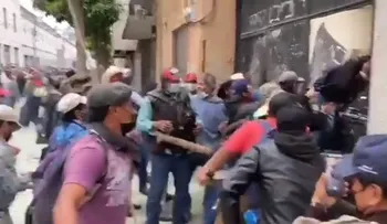 Exmilitares provocan disturbios y se toman el Congreso de Guatemala