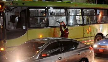 Liberan bajo fianza mujer que atropelló y mató asaltante