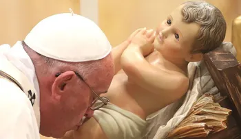 El papa pide sobriedad y huir de los lujos y el consumismo en la Misa del Gallo