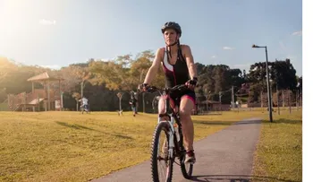 El ciclismo mejora el ánimo y la concentración después de los 40