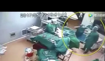Dos médicos se van a los puños en el lugar menos esperado
