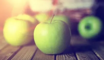 Licuado de manzana y apio para reducir la talla