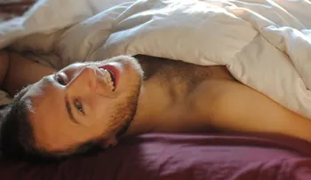 4 razones por las que los hombres deberían preferir dormir desnudos