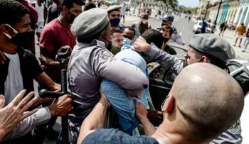Denuncian todos tipos de maltratos contra manifestantes en Cuba; a quienes aplican el proceso "accusatio" de la Antigua Roma 