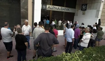 Grecia cierra bancos y controla retiros de dinero