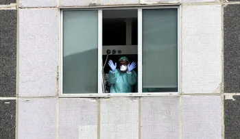Más del 10% infectados con coronavirus en España son médicos y enfermeros