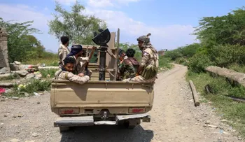 Gobierno de Yemen respaldado por Arabia Saudita lanza ofensiva contra los hutíes apoyados por Irán