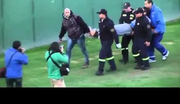Un hincha cae desde el cielo al campo del fútbol en pleno partido