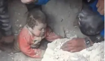 Video: conmovedor rescate de un niño enterrado y con vida en Siria