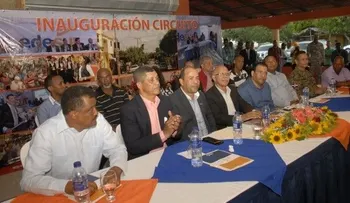 EDESUR pone en 24 horas comunidades e ilumina playa Azua