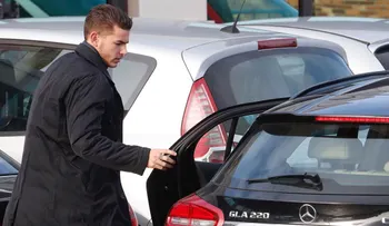 Arañazos, un golpe en la mandíbula y un coche destrozado: así fue la feroz pelea del jugador del Atlético Madrid y su novia