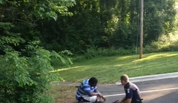 Se viraliza foto foto de un policía que consuela a un joven autista 