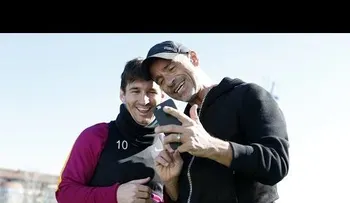 Messi se supera ante Eros Ramazzotti marcando un gol imposible