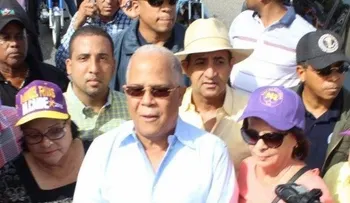 Manuel Rivas juramenta equipos de campaña y realiza caravana en Santo Domingo Oeste