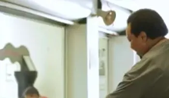 Encerraron al conserje. Cuando se abrió la puerta, se echó a llorar (VIDEO)