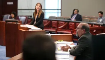 Piden suspender juez en EEUU que le dijo a una mujer que "cierre las piernas"