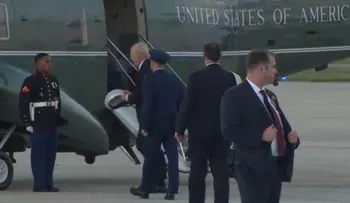 La reacción de Donald Trump ante un marine al que se le cayó el gorro