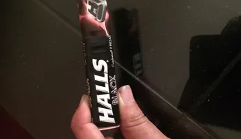 México: la insólita moda que convirtió a las pastillas Halls black en furor de los sex shops