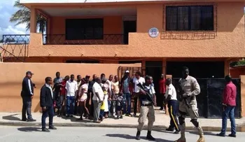 Decenas de haitianos acuden en busca de visas a consulado dominicano