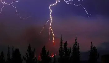 Rayo desata incendio forestal en zona montañosa de Constanza