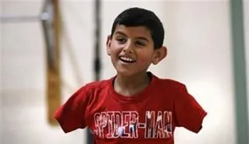 Niño sirio sin brazos avanza, quiere reunir a familia