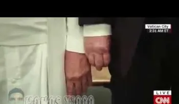 El papa Francisco rechaza Trump le agarre su mano; le da un manotazo
