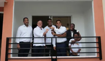 Christopher Melenciano recibe vivienda del MIVED y el Ministerio de Deportes