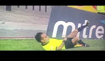 Un pelotazo que derribó a un juez de línea con mucho teatro (VIDEO)