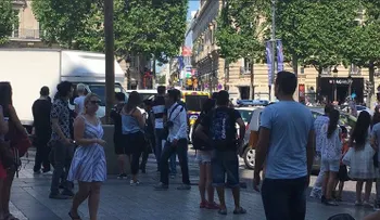 Un vehículo embistió a un auto de la policía en París