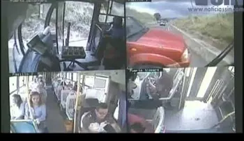 Aparatoso accidente en Santiago, el vehiculo quedó partido a la mitad