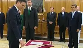 Sin Biblia ni crucifijo, Sánchez jura su cargo de nuevo presidente de gobierno español 